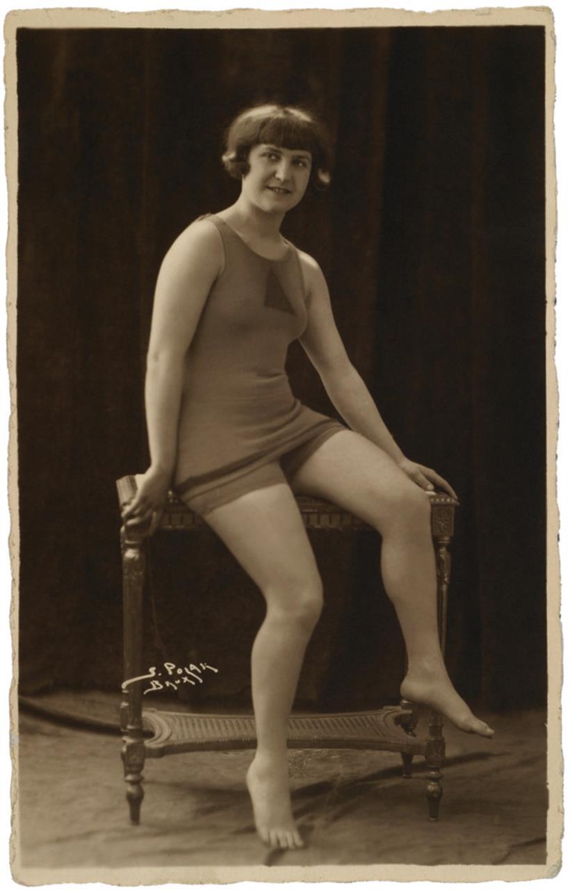 Lori Koster als Teilnehmerin der Olympiade 1924 in Paris. Privatfotoalbum der Familie Koster.
