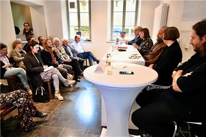 Lors de la conférence de presse hier (de g.): François Sauber, bourgmestre de Walferdange, Lynn Klein, responsable de la communication communale, Joseph Tomassini, enseignant au Lycée des Arts et métiers, Nathalie Jacoby, directrice du Centre national de littérature et Ian de Toffoli, vice-président de la Fédération des éditeurs, face à une assistance fournie
