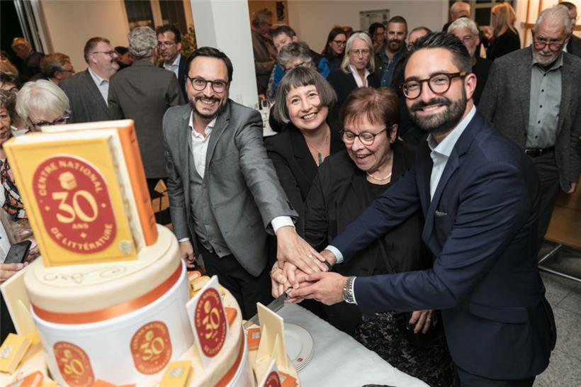Lors des festivités du 30e anniversaire du CNL (d.g.): Claude D. Conter, ancien directeur, Nathalie Jacoby, directrice depuis 2020, Germaine Goetzinger, première directrice, et Eric Thill (DP), ministre de la Culture, coupent le gâteau
