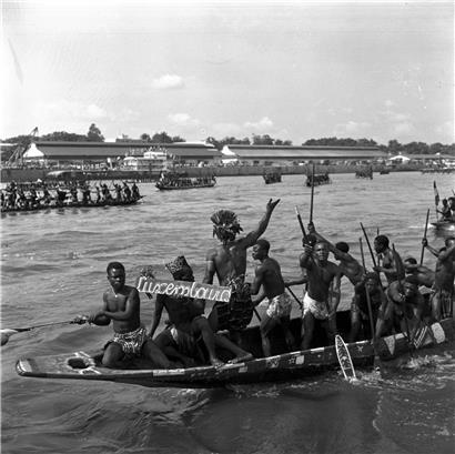 Lors du voyage du Roi des Belges Baudouin au Congo en 1955, des pêcheurs participant à une course de pirogues en l’honneur du souverain avaient donné le nom de „Luxembourg“ à leur embarcation
