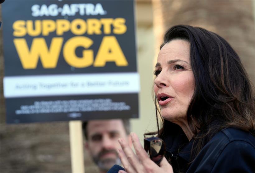 Los Angeles: Fran Drescher, Präsidentin der Gewerkschaft SAG-AFTRA, wird bei einer Kundgebung der Writers Guild of America (WGA) vor dem Studio Paramount Pictures in Los Angeles interviewt
