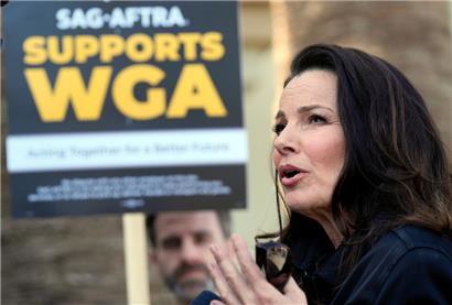 Los Angeles: Fran Drescher, Präsidentin der Gewerkschaft SAG-AFTRA, wird bei einer Kundgebung der Writers Guild of America (WGA) vor dem Studio Paramount Pictures in Los Angeles interviewt
