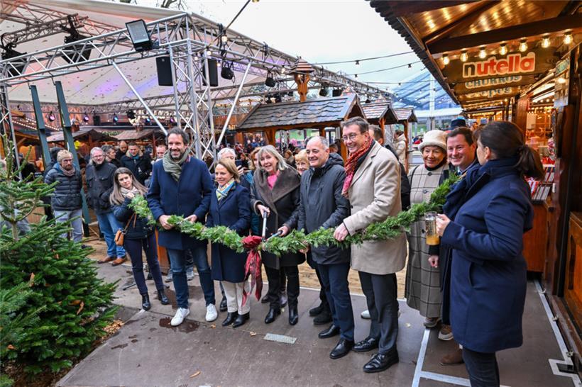 Los geht’s: Bis zum 7. Januar kann man die winterliche Zeit mit Weihnachtsdeko, gastronomischen Spezialitäten und einem Besuch auf der Eisbahn im städtischen Park genießen
