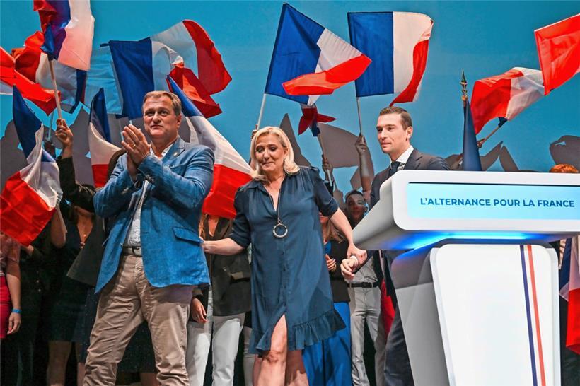 Louis Alliot (g.) et Jordan Bardella (d.) se proposent comme candidats à la succession de Marine Le Pen à la présidence du parti 
