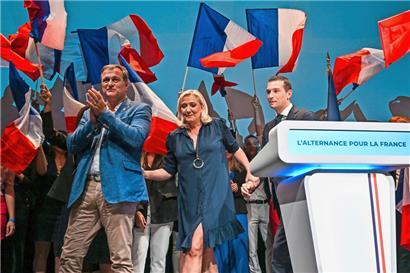 Louis Alliot (g.) et Jordan Bardella (d.) se proposent comme candidats à la succession de Marine Le Pen à la présidence du parti 
