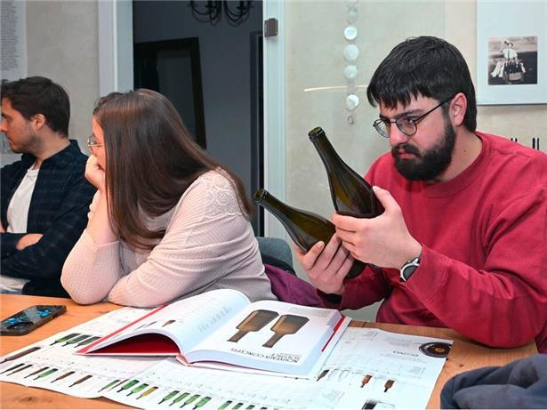 Louis Elsen begutachtet die Flaschen und denkt bereits an die Etiketten
