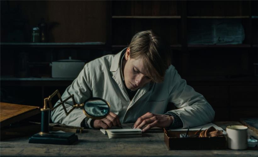 Louis Hofmann überzeugt in seiner Darstellung des jüdischen Passfälschers Cioma Schönhaus
