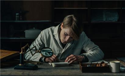 Louis Hofmann überzeugt in seiner Darstellung des jüdischen Passfälschers Cioma Schönhaus
