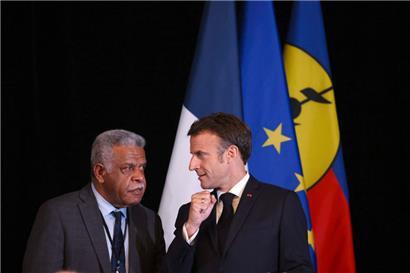 Louis Mapou, président du gouvernement de la Nouvelle-Calédonie en discussion avec Emmanuel Macron 
