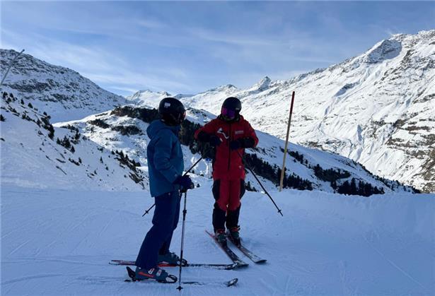 Louis Reding bringt Schülern jeden Alters das Skifahren bei

