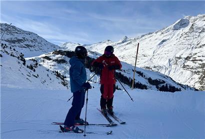 Louis Reding bringt Schülern jeden Alters das Skifahren bei
