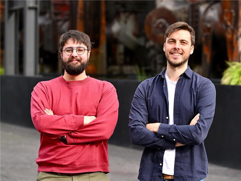 Louis und Cédric besprechen Rennpläne für das Training 2024, um ihre Leistung bei mehreren Rennen zu verbessern