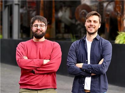 Louis und Cédric besprechen Rennpläne für das Training 2024, um ihre Leistung bei mehreren Rennen zu verbessern