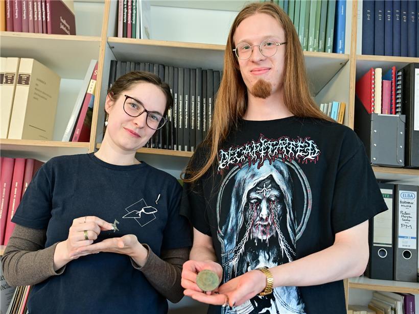 Loxy Madeline Diercks und Noah Spiecker, Studierende aus Köln, sitzen zusammen und arbeiten an einem Projekt