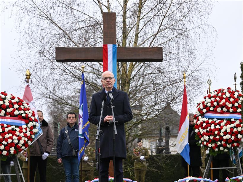 Porträt von Luc Frieden, luxemburgischer Politiker und Finanzminister, vor neutralem Hintergrund