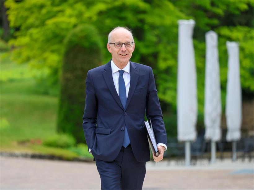 Luc Frieden spricht am Donnerstag auf dem Schloss Senningen Gelände vor grüner Parklandschaft