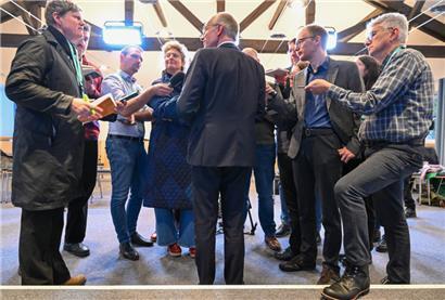 Luc Frieden am Montag vor der versammelten Presse
