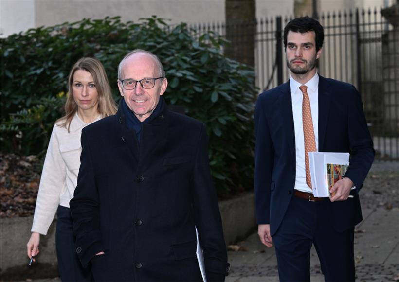 Luc Frieden auf dem Weg zum Pressebriefing, begleitet von Kommunikationsberaterin Stéphanie Bodoni und Kabinettschef Michel Scholer
