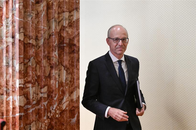 Luc Frieden auf dem Weg zum Redepult in der Chamber
