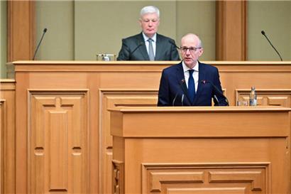 Luc Frieden bei seiner Rede, im Hintergrund Chamberpräsident Claude Wiseler
