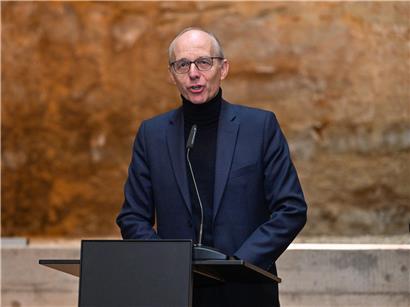 Luc Frieden spricht beim Neujahrsempfang für die Presse Januar 2024, nachdenklich und ernst, politische Stimmung reflektierend