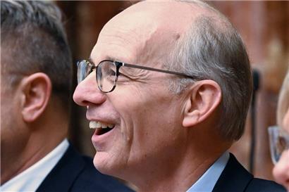 Luc Frieden freut sich auf der Regierungsbank über die friedliche Chamber-Debatte
