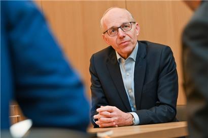 Luc Frieden hat die Demonstration am Samstag eigenen Aussagen zufolge aufmerksam verfolgt
