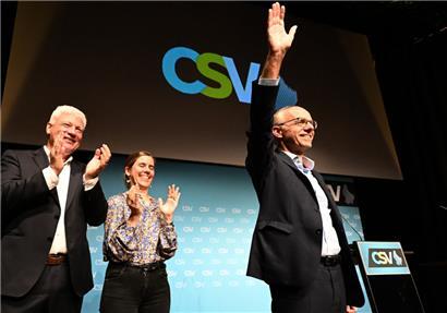 Luc Frieden in Siegerpose
