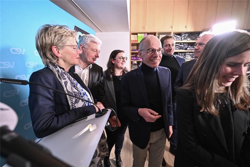 Luc Frieden inmitten der CSV-Parteileitung: Der ehemalige Finanzminister soll die Volkspartei zurück zu alter Größe führen

