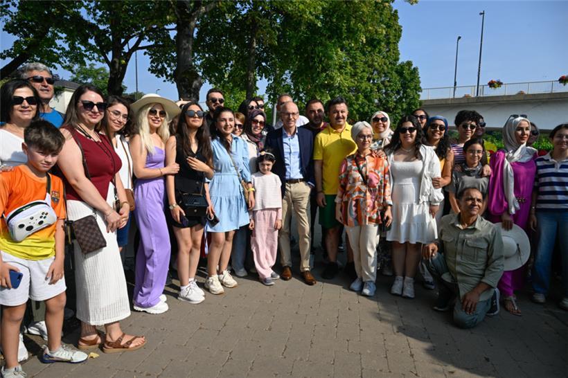 Luc Frieden inmitten einer Touristengruppe aus der Türkei