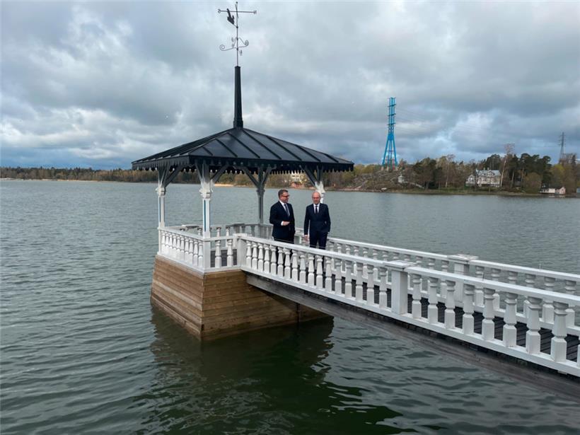 Luc Frieden mit dem finnischen Premierminister Petteri Orpo hinter dessen am Meer gelegener Residenz Kesäranta
