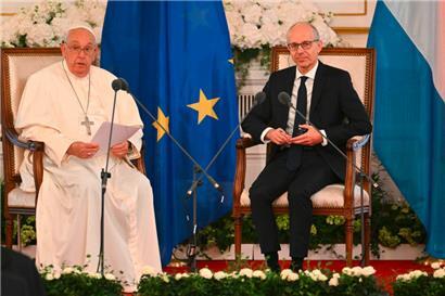Luc Frieden (rechts im Bild) und Papst Franziskus 
