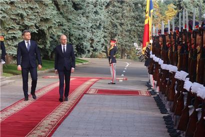 Luc Frieden und der Ministerpräsident Moldaus, Dorin Recean, in Chișinău: Für Luxemburgs Premier war es das erste Mal, dass er mit militärischen Ehren empfangen wurde
