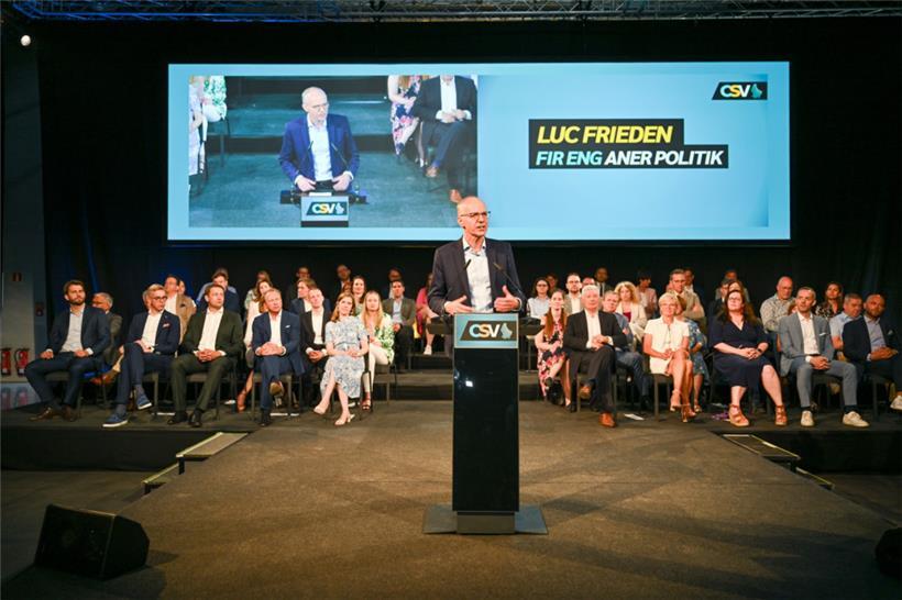 Luc Frieden und sein Team: Zum Abschluss der Kandidatenvorstellung gab es noch T-Shirts vom „Team Luc“
