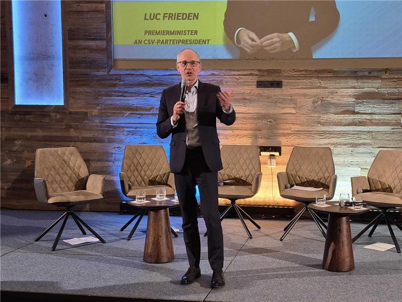 Luc Frieden spricht mit Landwirten über wichtige Landwirtschaftsthemen im Parlament der Chamber Luxemburgs