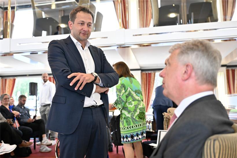 Luc Friedens Wunschkandidat Christophe Hansen, stehend und im Gespräch mit ADR-P...