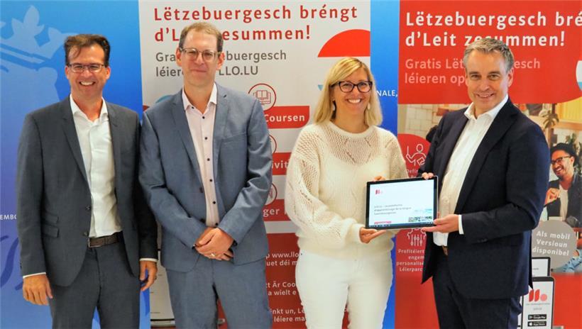 Luc Marteling, der Direktor des Zentrums für die luxemburgische Sprache, Luc Schmitz, der stellvertretende Direktor, und Maisy Gorza, die Direktorin des Nationalen Sprachinstituts, und Bildungsminister Claude Meisch haben am Freitag die neue Plattform vorgestellt
