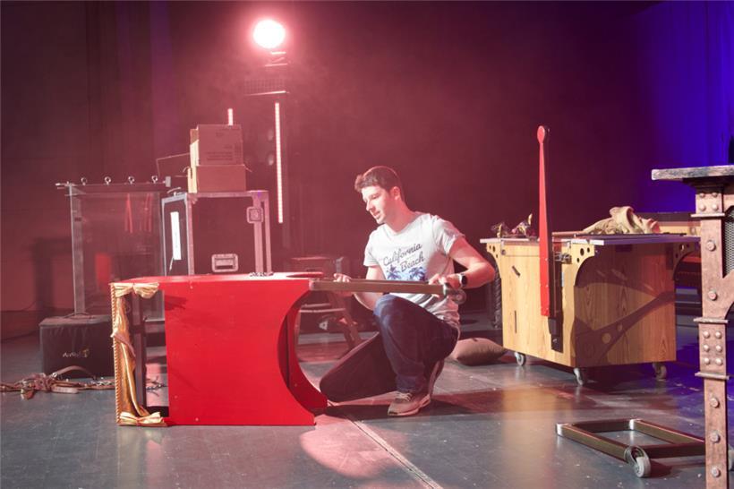 Luc Motsch baut die großen Illusionen auf