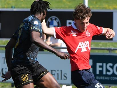 Luca Carolei im Fußballfinale, Schlüsselspieler mit Ball am Fuß, bereit für entscheidenden Spielzug