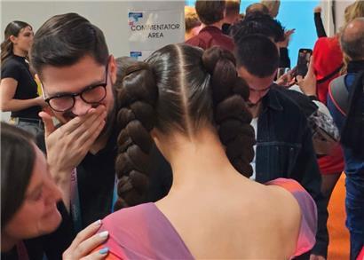 Luca De Michele freut sich sichtlich über Talis Erfolg bei den Halbfinals 
