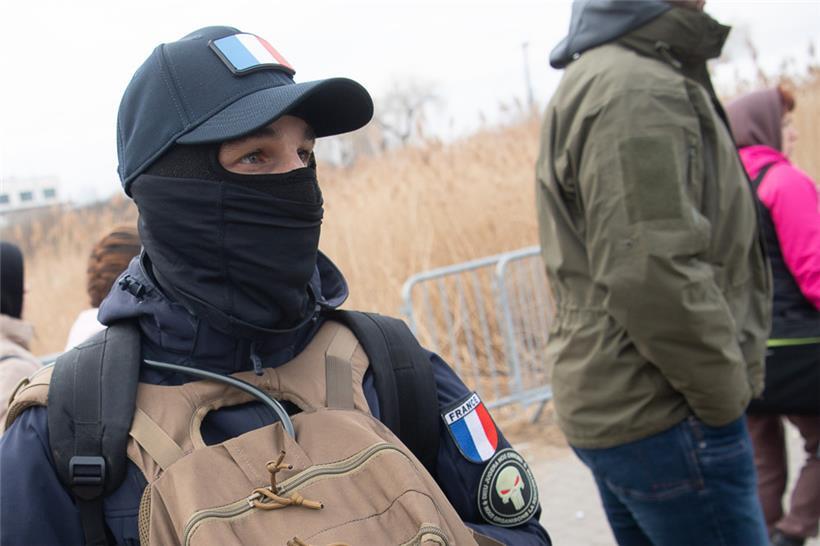Luca aus Frankreich steht kurz vor dem Grenzübergang von Polen Richtung Ukraine. Er hat vor, in die Ukraine zu gehen, um dort zu kämpfen.
