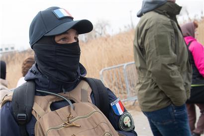 Luca aus Frankreich steht kurz vor dem Grenzübergang von Polen Richtung Ukraine. Er hat vor, in die Ukraine zu gehen, um dort zu kämpfen.
