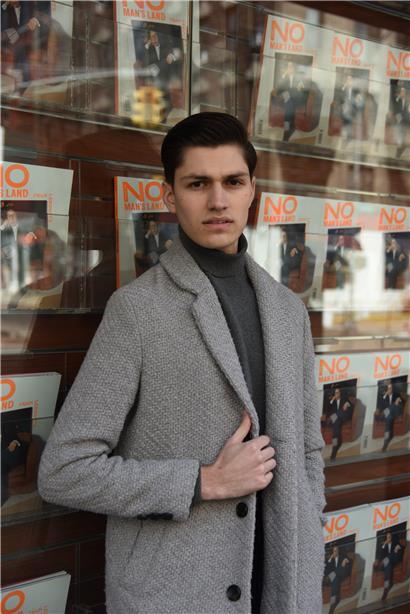 Luca de Michele ist Absolvent der renommierten „Famous Face Academy“ in Frankfurt. Gelernt hat der junge Luxemburger unter anderem von Künstlern wie James Vincent oder Danessa Myricks, die bereits an Lady Gaga und Madonna Hand anlegen durften.
