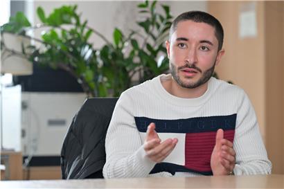 Lucas Zagdoudi ist jeden Tag zwei bis drei Stunden zu Fuß unterwegs, um sich ein Bild von der Situation zu machen
