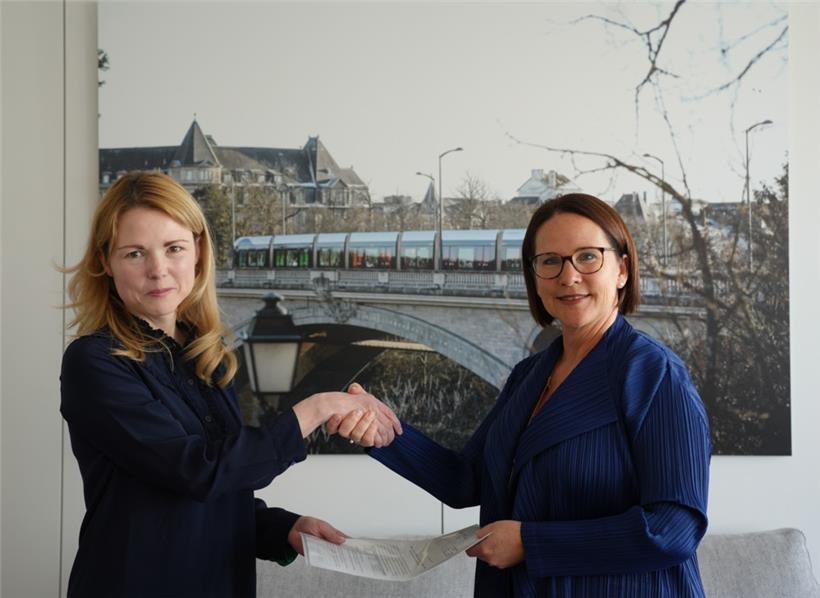 Lucie Hoffmann, Generaldirektorin von Pony.ai Europe SARL, und Yuriko Backes, Mobilitätsministerin, bei der Überreichung der Genehmigung der Testfahrten für autonome Fahrzeuge in Lenningen
