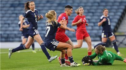 Lucie Schlimé im FLF-Tor unter Dauerbeschuss beim intensiven Handballspiel