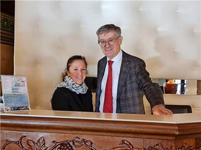 Lucien Houdremont und Simona Longhi werden bald zum letzten Mal am Rezeptionsdesk des Hotels stehen
