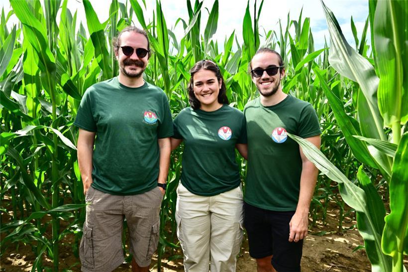 Lucien, Jenny und Tim vom Jugendclub Ënnersauer haben mitgeholfen, das Maislabyrinth anzulegen
