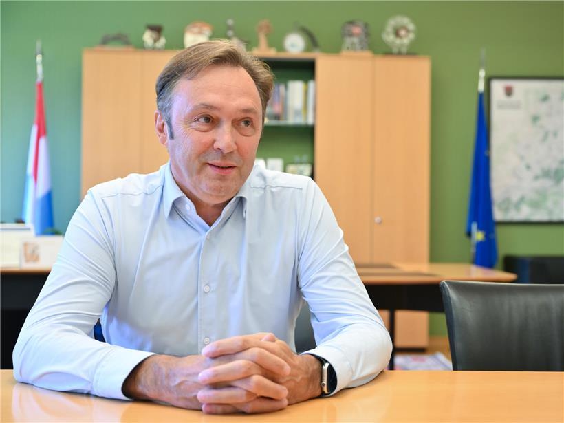 Portrait von Lucien Meyers, Bürgermeister der Gemeinde Wintger, in offizieller Amtskleidung vor neutralem Hintergrund