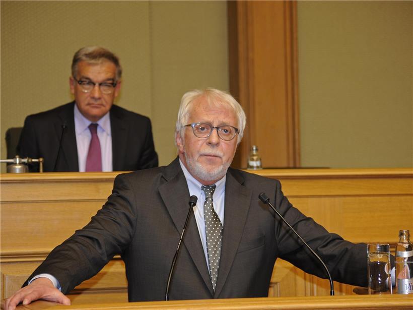 Lucien Weiler spricht 2012 in der luxemburgischen Chamber vor Politik und Öffentlichkeit
